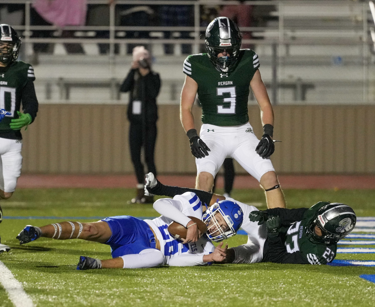Reagan defends a play during the 2022 high school football season. 